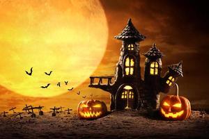 abóboras de halloween e castelo assustador na noite de lua cheia e morcegos voando foto