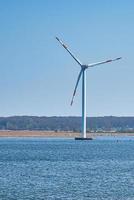 turbina eólica offshore, energia verde do futuro. fonte de energia renovável. energia foto