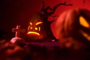 abóboras de halloween da floresta e do castelo assustadores noturnos foto