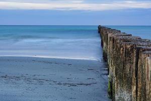 groynes que se projetam para o mar. tomado em zingst no darss. foto