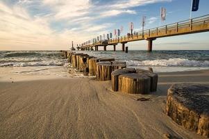 na costa do mar Báltico em zingst. o cais e os espigões que entram na água. foto