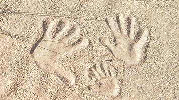 impressões de mãos na areia na praia do mar Báltico. foto