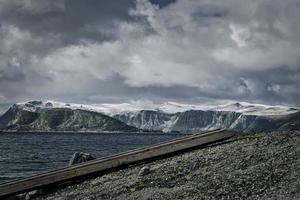 montanhas cobertas de neve em West Cap na Noruega. foto