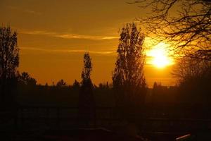 pôr do sol nos arredores de Berlim. o céu parece queimar foto