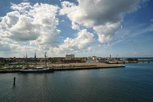 saída do porto de rostock. vista sobre warningemuende, a praia e o farol foto