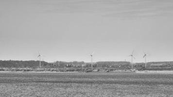turbina eólica offshore em preto e branco. energia verde do futuro. fonte de energia renovável foto