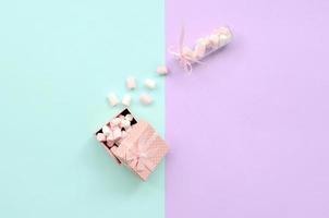 marshmallow de uma jarra de vidro enche uma caixa de presente rosa foto