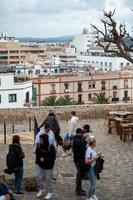 ibiza, espanha. 2022 04 13 pessoas na cidade velha de dalt vila foto