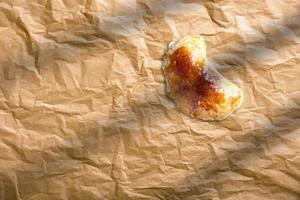 bagel caseiro fresco em papel manteiga. conceito de padaria americana. foto