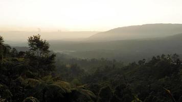 nascer do sol nas montanhas de aceh foto