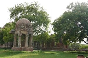 túmulos tughluq subcontinente indiano estruturas monótonas e pesadas na arquitetura indo-islâmica construída durante a dinastia tughlaq foto