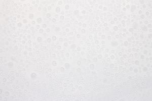 gota de água na superfície branca como plano de fundo foto