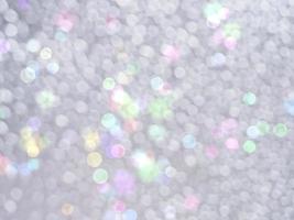 imagem de bokeh de fundo branco com círculos multicoloridos e estrelas. foto