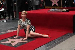 los angeles, 2 de maio - scarlett johansson na cerimônia da calçada da fama da estrela scarlett johansson no hollywood boulevard em 2 de maio de 2012 em los angeles, ca foto