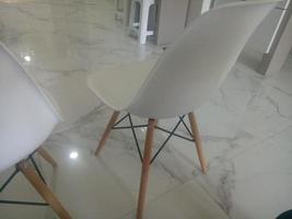 cadeira branca moderna no piso de mármore foto