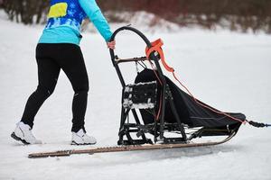 corrida de cães de trenó husky. musher cai do trenó foto