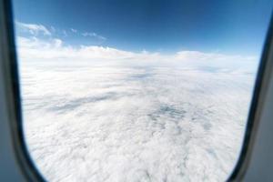 vista da janela do avião para o céu nublado. bela paisagem da cabine do avião. voando sem incidentes e turbulências. foto