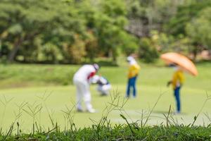 homem jogando golfe no campo de golfe. foto