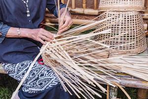 tecendo cesta de bambu. foto