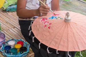 jovem pintando no guarda-chuva foto