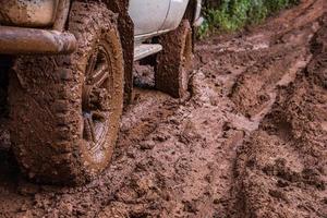 marcas de pneus em uma estrada lamacenta. foto