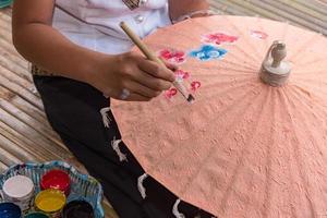 jovem pintando no guarda-chuva foto