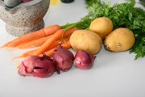 legumes em uma mesa de cozinha foto