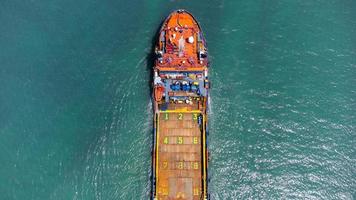 vista aérea em cima do navio de carga transportando contêiner e correndo para o porto de pátio de carga de exportação para o oceano personalizado internacional. conceito de transporte de tecnologia, desembaraço aduaneiro, banner de webinar. foto