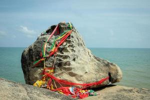 hin hua nai tocou pedra no porto de kao seng da cidade de songkhla, sul da tailândia. pátio sul da rocha onde os moradores chamavam este lugar hua nai raeng foto