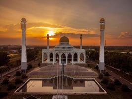 paisagem do belo céu por do sol na mesquita central na província de songkhla, sul da tailândia. foto