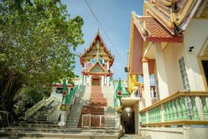 hin hua nai tocou pedra no porto de kao seng da cidade de songkhla, sul da tailândia. pátio sul da rocha onde os moradores chamavam este lugar hua nai raeng foto