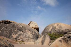 hin hua nai tocou pedra no porto de kao seng da cidade de songkhla, sul da tailândia. pátio sul da rocha onde os moradores chamavam este lugar hua nai raeng foto