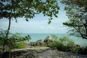 hin hua nai tocou pedra no porto de kao seng da cidade de songkhla, sul da tailândia. pátio sul da rocha onde os moradores chamavam este lugar hua nai raeng foto