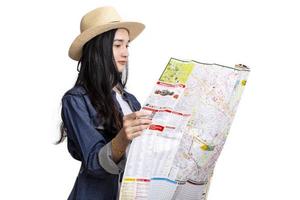 bela jovem viajante asiática com mapa em fundo branco foto