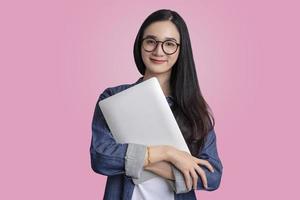 bela jovem mulher asiática usando computador tablet digital, educação ou conceito on-line de compras foto