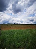 um grande campo verde foto