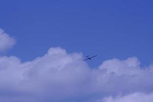 nas nuvens, a aeronave distante foto