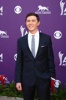 las vegas, 7 de março - scotty mccreery chega aos prêmios da academia de música country de 2013 no mgm grand garden arena em 7 de março de 2013 em las vegas, nv foto