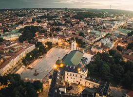 vista aérea da famosa torre do castelo gediminas para a praça principal da catedral e a cidade velha vilnius city edifícios panorama de fundo na capital lituânia na europa oriental