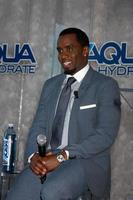 los angeles, 26 de fevereiro - sean combs na conferência de imprensa aqua hydrate no local privado em 26 de fevereiro de 2013 em west hollywood, ca foto