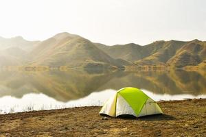reservatório mravaltskaro no outono com tenda e cânions do deserto branco no fundo. destino de viagem geórgia no outono foto