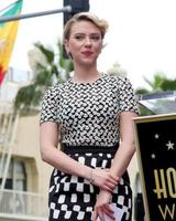 los angeles, 2 de maio - scarlett johansson na cerimônia da calçada da fama da estrela scarlett johansson no hollywood boulevard em 2 de maio de 2012 em los angeles, ca foto