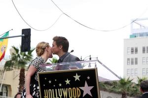 los angeles, 2 de maio - jeremy renner, scarlett johansson na cerimônia da calçada da fama da estrela scarlett johansson no hollywood boulevard em 2 de maio de 2012 em los angeles, ca foto