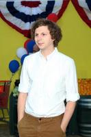 los angeles, 9 de agosto - michael cera na estréia da festa da salsicha no teatro da vila em 9 de agosto de 2016 em westwood, ca foto