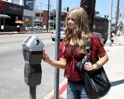 los angeles, 1 de agosto - savannah outen visto pela cidade, vestindo jeans wallflower em midtown la em 1 de agosto de 2011 em los angeles, ca foto