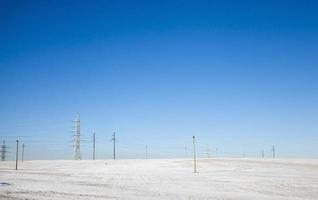 postes elétricos de neve ensolarados de neve foto