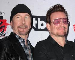 los angeles, 3 de abril - bono, the edge no iheart radio music awards 2016 sala de imprensa no fórum em 3 de abril de 2016 em inglewood, ca foto