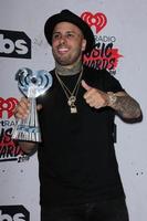 los angeles, 3 de abril - nicky jam na sala de imprensa do iheart radio music awards 2016 no fórum em 3 de abril de 2016 em inglewood, ca foto