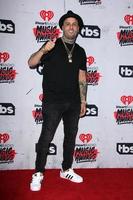 los angeles, 3 de abril - nicky jam na sala de imprensa do iheart radio music awards 2016 no fórum em 3 de abril de 2016 em inglewood, ca foto