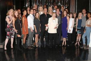 los angeles, 8 de setembro - ynr cast, lee bell veja instruções especiais para ids na celebração do show Young and the Restless 11,000 na CBS Television City em 8 de setembro de 2016 em Los Angeles, ca foto